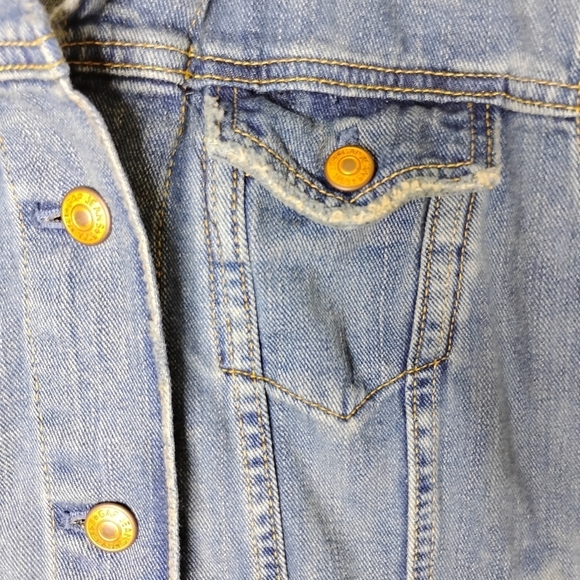 GAP Y2K Jean Jacket Size M Classic Trucker Style Vintage 2000s - Picture 4 of 8